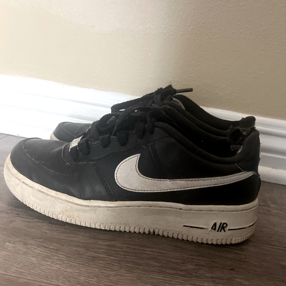 Nike Shoes - black nike air force one's US 6